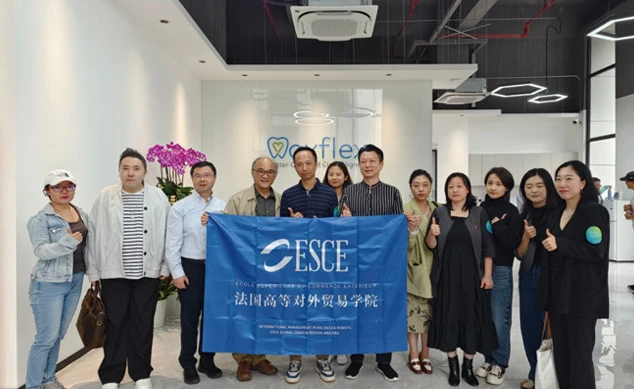 学员在企业参访中交流