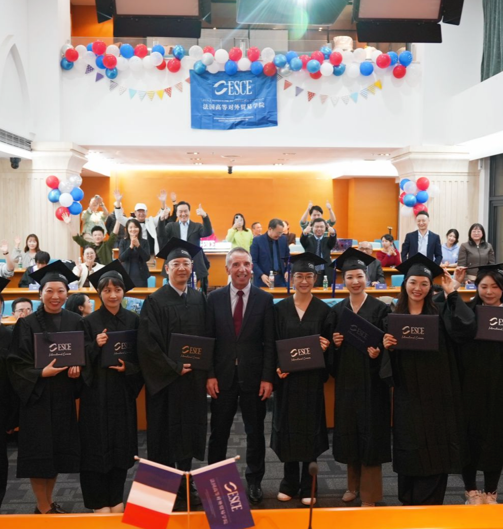 ESCE MBA 与 DBA 学员毕业典礼合影