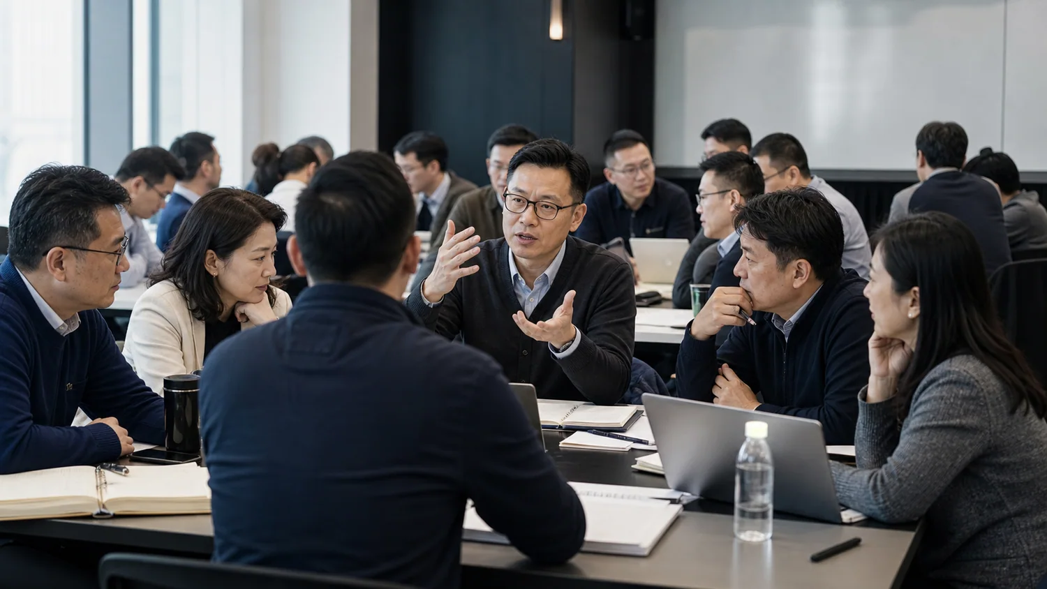 MBA 学员在课堂中进行商业案例研讨