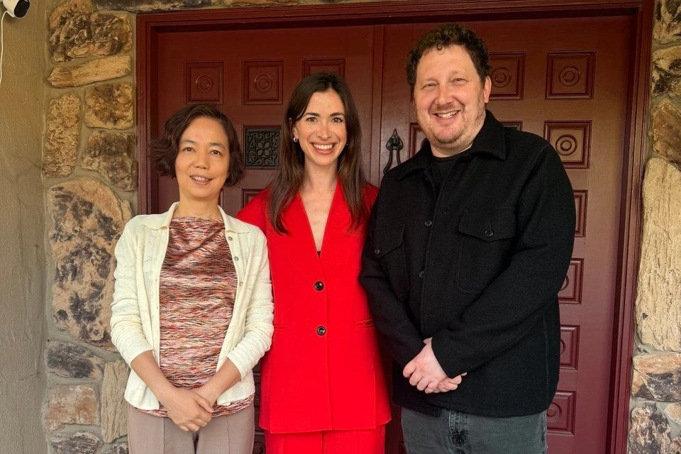 李飞飞、播客主持人Marina Mogilko与MasterClass创始人David Rogier录制访谈后的合影